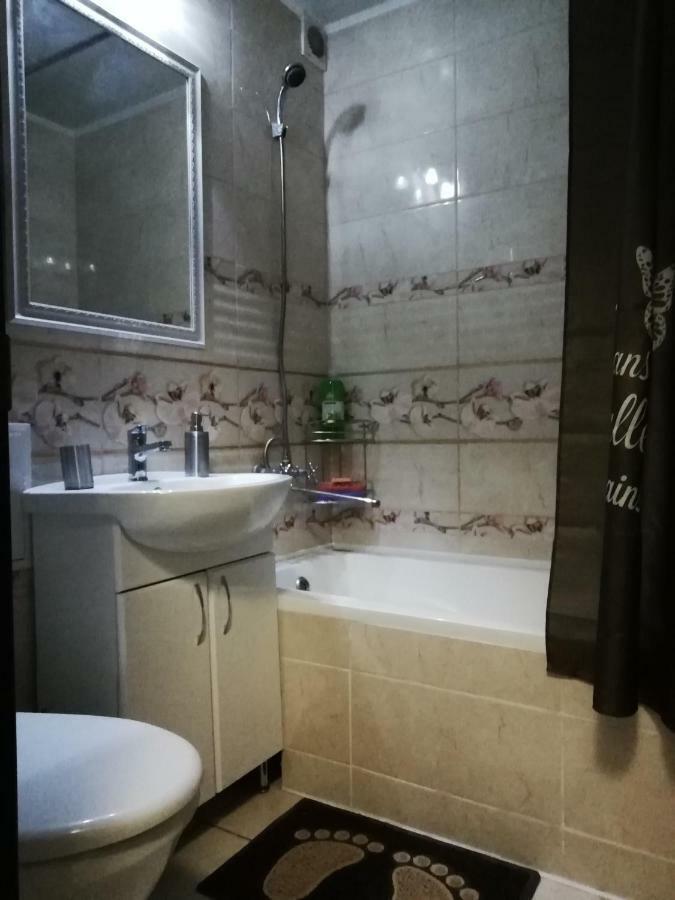 Центр - Ушакова, 2-Х Комнатные Аппартаменты, 1-5 Спальных Мест. Cherson Exterior foto
